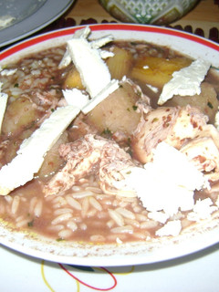 Una foto de Sopa de frijoles y queso