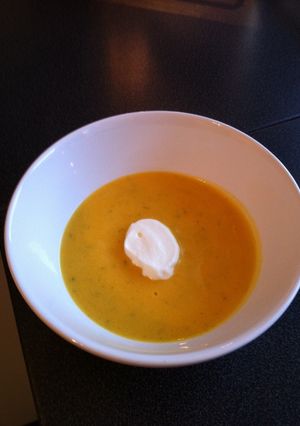Una foto de Sopa de calabaza con nata montada