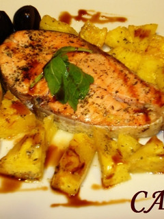 Una foto de Salmón con piña en papillotte