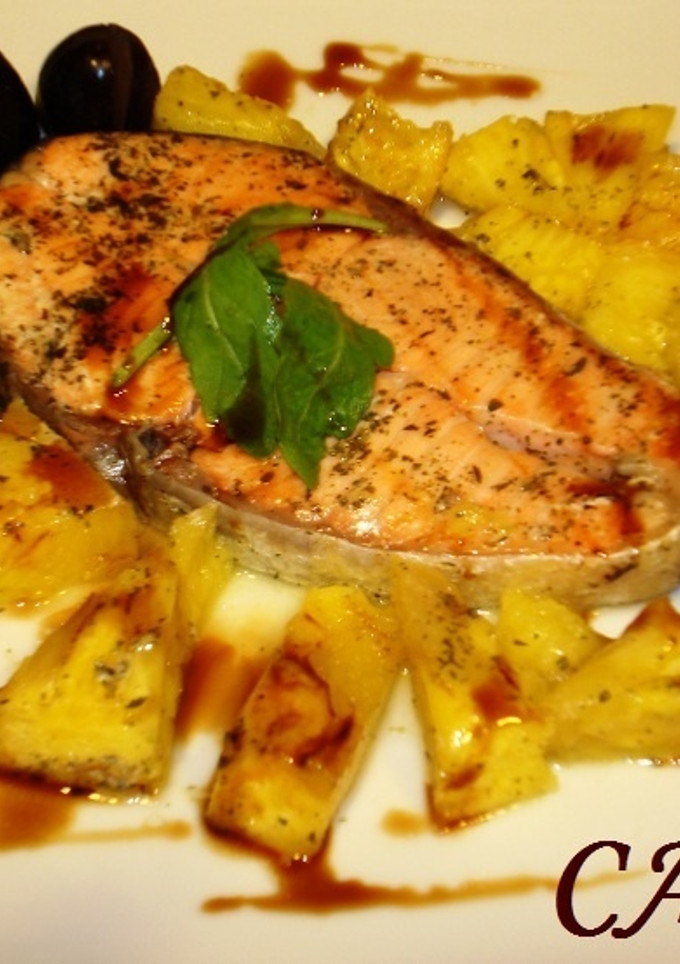 Una foto de Salmón con piña en papillotte