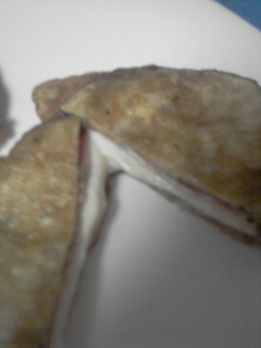 Una foto de Berenjenas rebozadas con jamón y queso