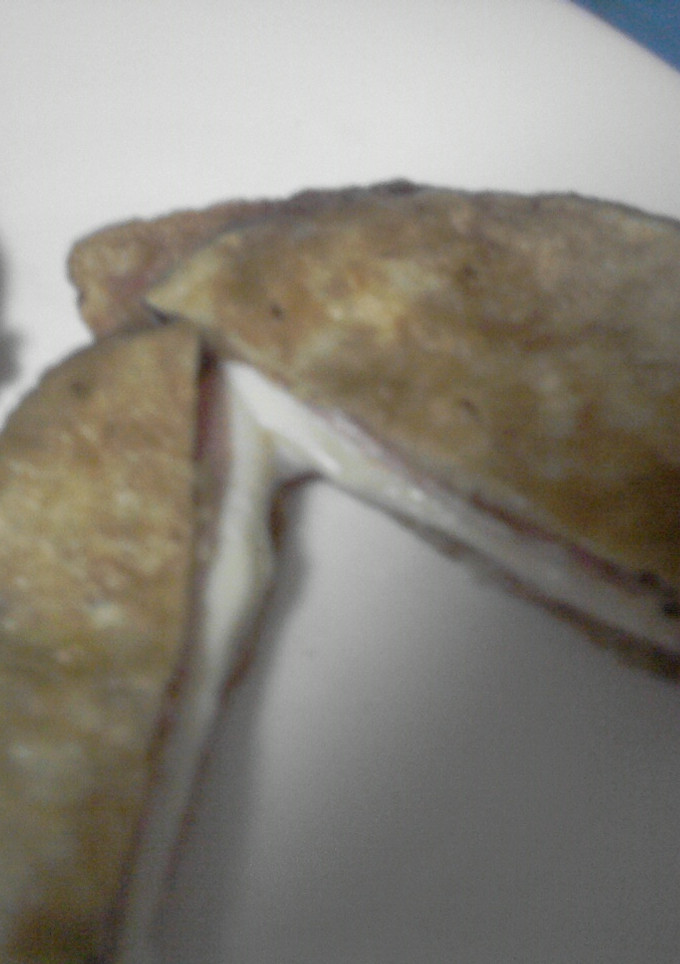 Una foto de Berenjenas rebozadas con jamón y queso