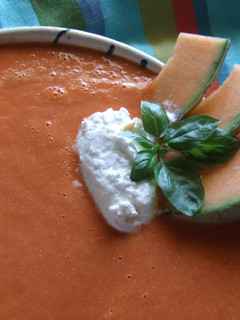 Una foto de Sopa fría de tomates, melón y requesón