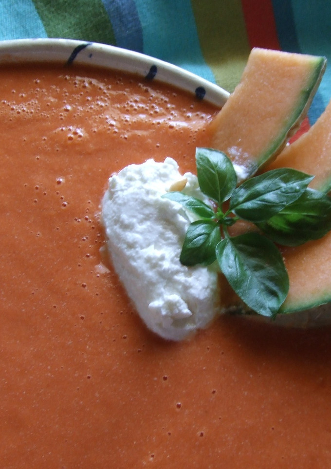 Una foto de Sopa fría de tomates, melón y requesón