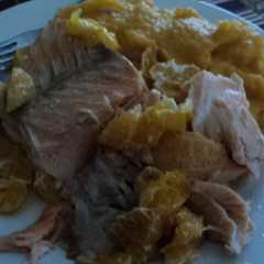 A picture of Salmón borracho al horno en colchón de mandarinas.