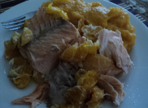Una foto de Salmón borracho al horno en colchón de mandarinas