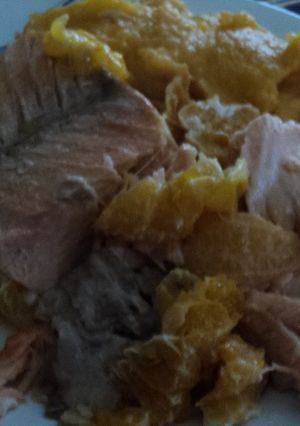 Una foto de Salmón borracho al horno en colchón de mandarinas