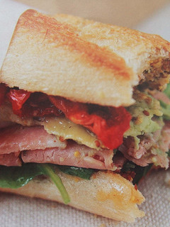 Una foto de Bocadillo de jamón cocido con espinacas y tomates secos