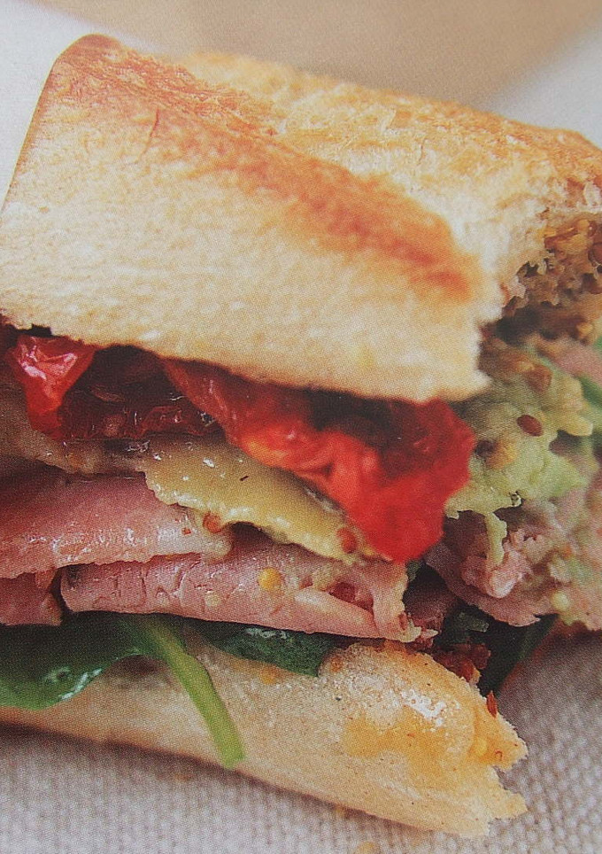 Una foto de Bocadillo de jamón cocido con espinacas y tomates secos