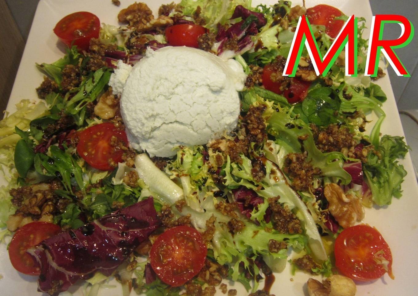 Ensalada con helado de roquefor y vinagreta de nueces 
