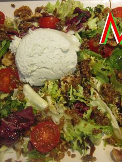 Una foto de Ensalada con helado de roquefor y vinagreta de nueces