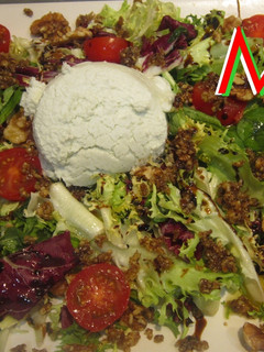 Una foto de Ensalada con helado de roquefor y vinagreta de nueces