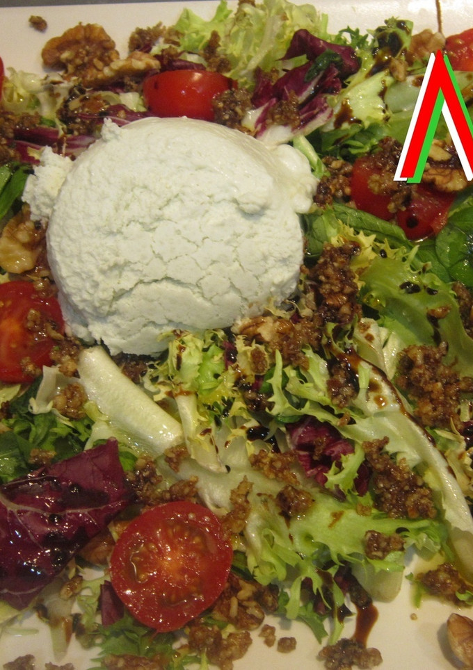 Una foto de Ensalada con helado de roquefor y vinagreta de nueces 