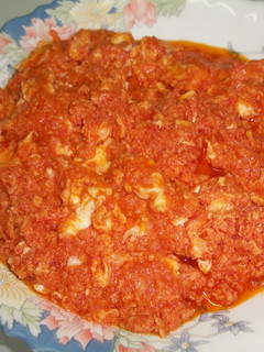 Una foto de Revuelto de huevos y tomates murciano