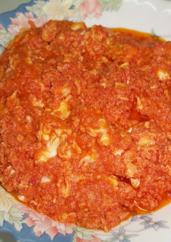 Una foto de Revuelto de huevos y tomates murciano