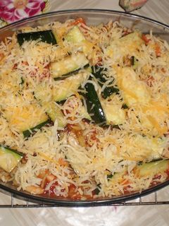 Una foto de Pasta con queso parmesano y calabacines