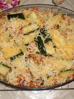 Una foto de Pasta con queso parmesano y calabacines