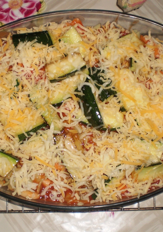 Una foto de Pasta con queso parmesano y calabacines