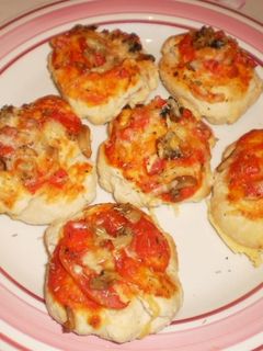 Una foto de Tomaccias con embutido y queso 