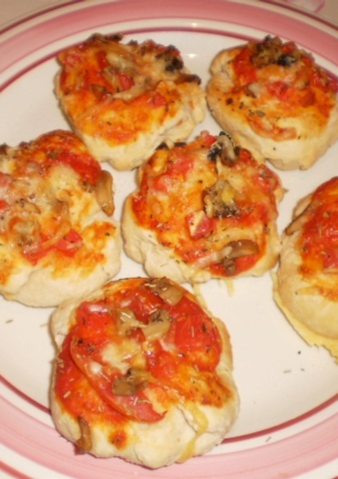 Una foto de Tomaccias con embutido y queso 