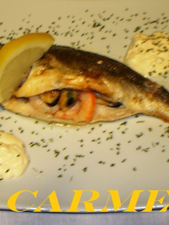 Una foto de Dorada al limón rellena de gambas