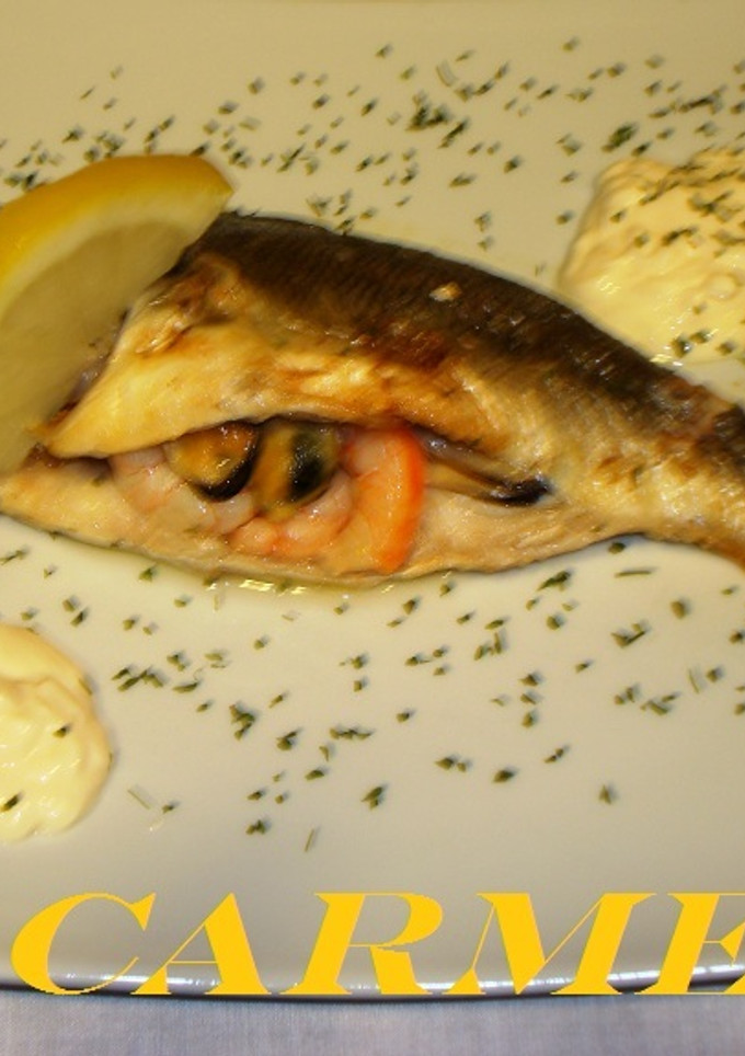 Una foto de Dorada al limón rellena de gambas