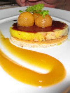 Una foto de Foie con bolitas de melón