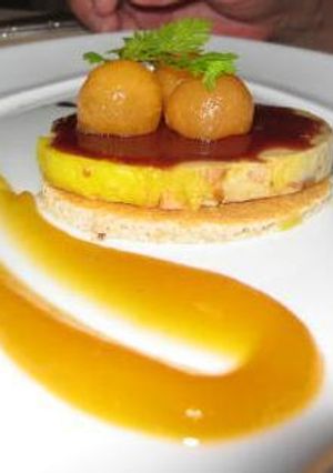 Una foto de Foie con bolitas de melón