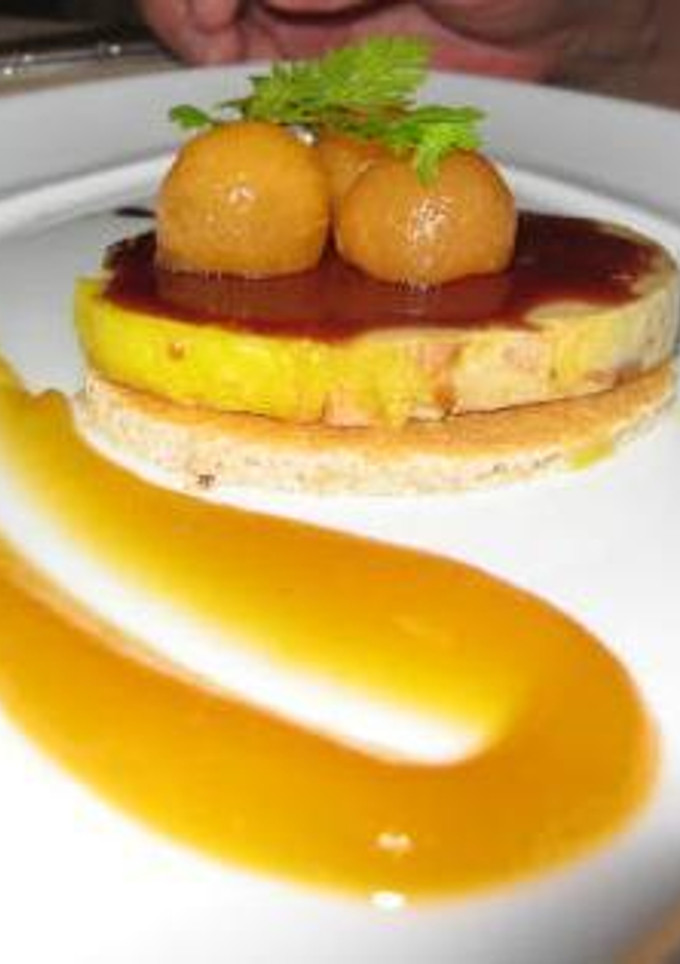 Una foto de Foie con bolitas de melón