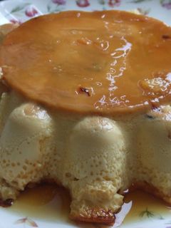 Una foto de Flan de manzana con salsa de escaramujo