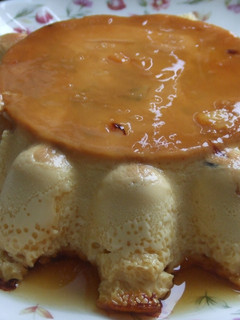 Una foto de Flan de manzana con salsa de escaramujo
