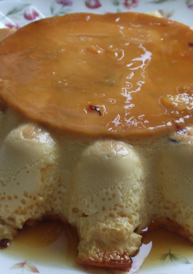 Una foto de Flan de manzana con salsa de escaramujo
