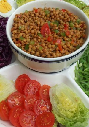 Una foto de Ensalada festiva con vinagreta de lentejas