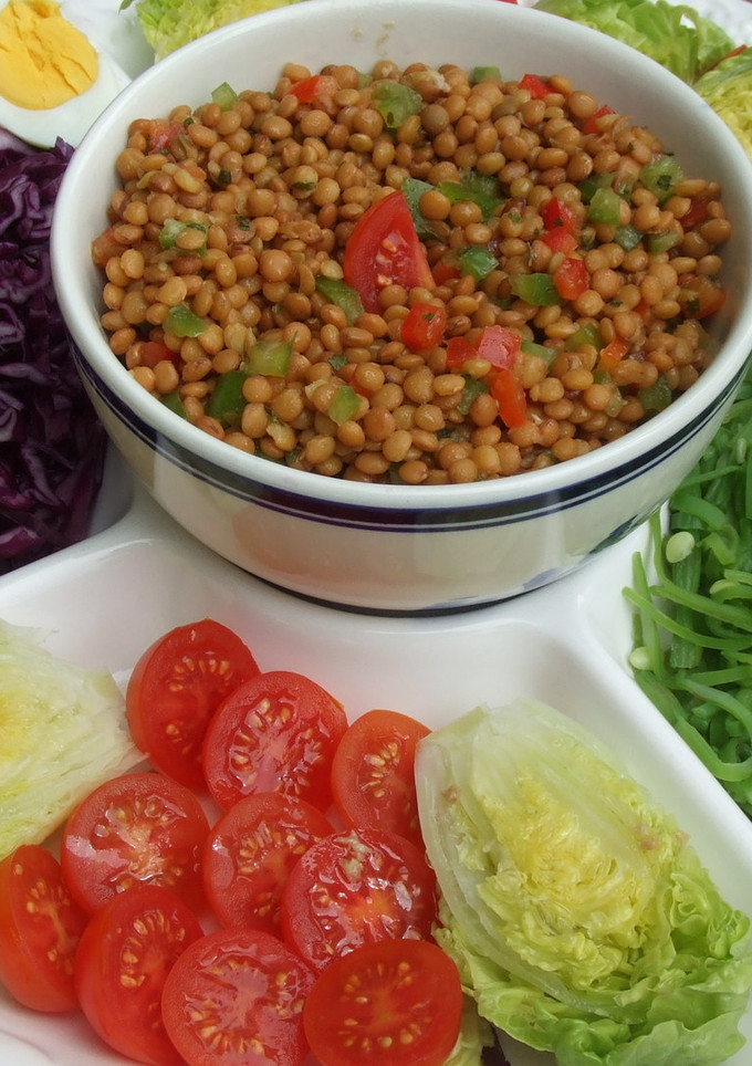 Una foto de Ensalada festiva con vinagreta de lentejas
