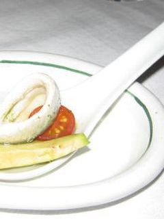 Una foto de Boquerón con cherry y aguacate
