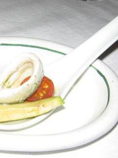 Una foto de Boquerón con cherry y aguacate