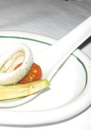 Una foto de Boquerón con cherry y aguacate