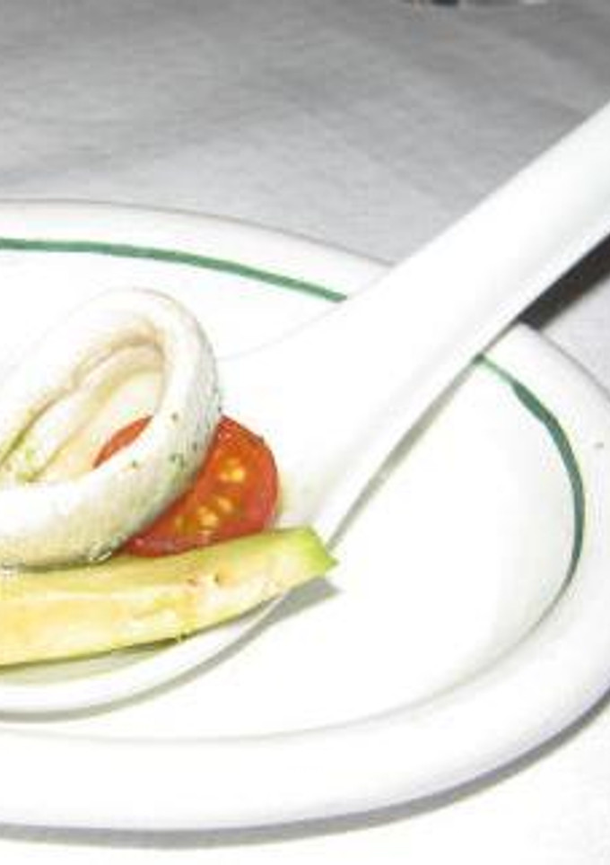 Una foto de Boquerón con cherry y aguacate