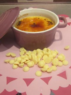 Una foto de Crème brûlée de chocolate blanco