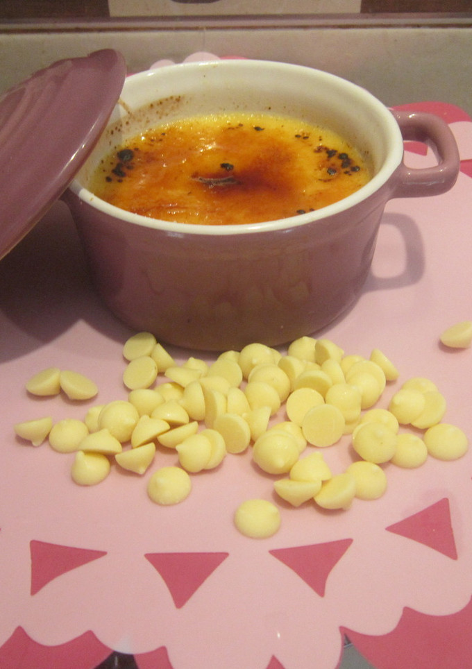 Una foto de Crème brûlée de chocolate blanco