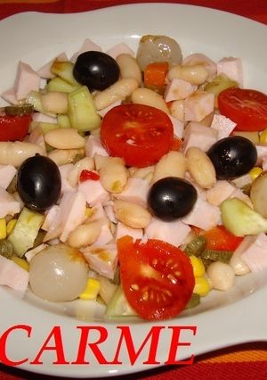 Una foto de Ensalada de alubias con verduras