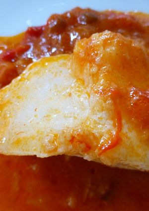 Una foto de Bacalao con tomate y pimientos