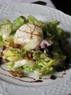 Una foto de Ensalada de Queso de Cabra con avellanas, pasas y nueces