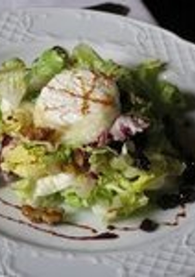 Una foto de Ensalada de Queso de Cabra con avellanas, pasas y nueces