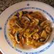 Fideua de sepia, gambas y almejas