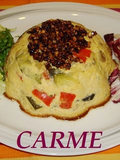 Una foto de Pastel de champiñones y calabacín con crujiente de almendras