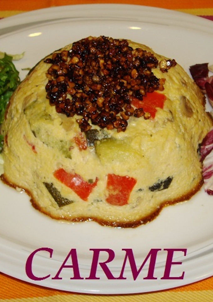 Una foto de Pastel de champiñones y calabacín con crujiente de almendras