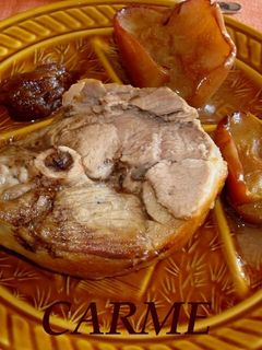 Una foto de Pierna de cordero asada con manzanas