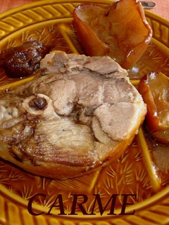 Una foto de Pierna de cordero asada con manzanas