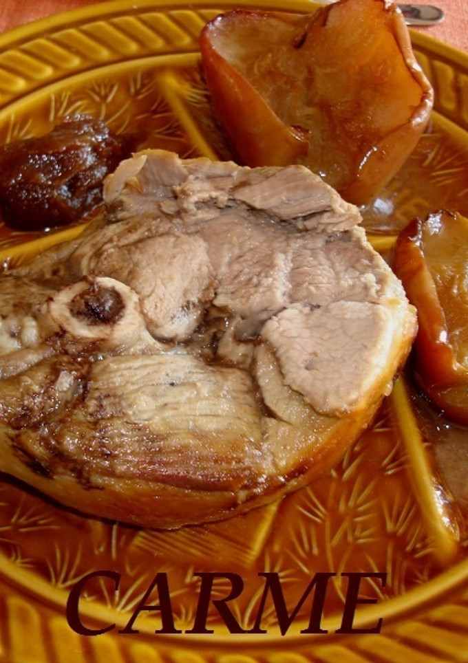 Una foto de Pierna de cordero asada con manzanas